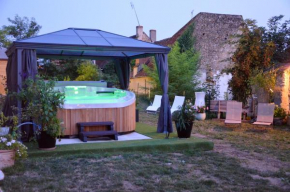 Maison de 3 chambres avec jacuzzi jardin clos et wifi a Le Blanc